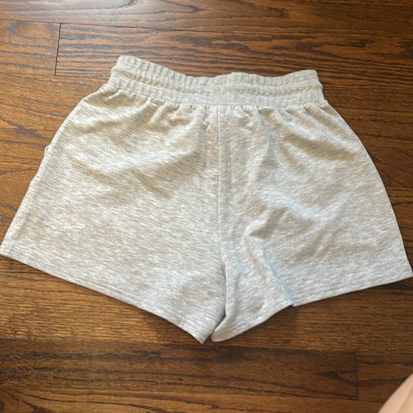 Alo Yoga Dreamy French Terry Shorts In Athletic Heather Grey - Size XS - Picture 4 of 4